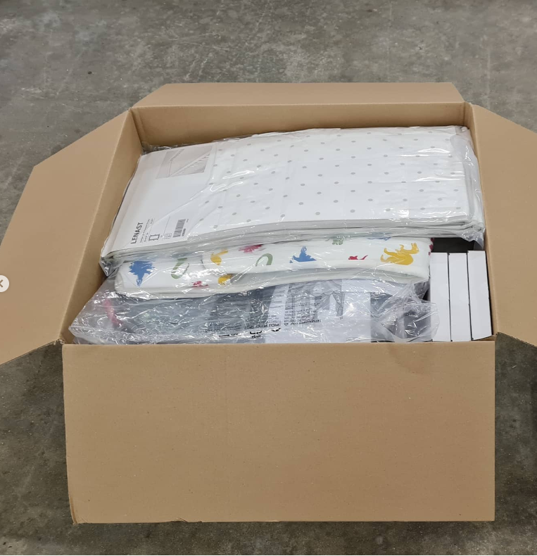 Nous recevons les marchandises en vrac (IKEA pour cette publication), nous mettons en carton les petits objets et ensuite mettons l’ensemble sur palette.